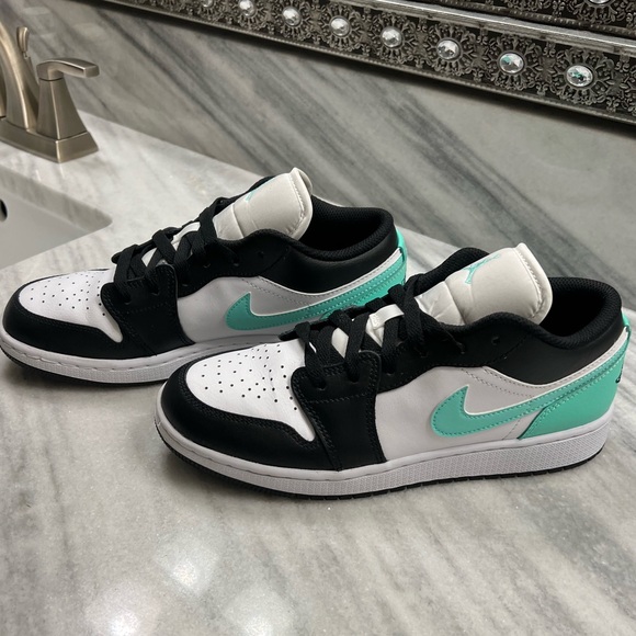 Nike Air Jordan 1 Low in White/Black/Teal… Size 6.5 Big Kids (8 wmn). Worn Once! - Picture 9 of 11